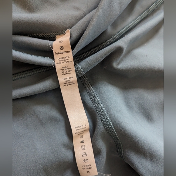 Lululemon yoga ankle pant. - Picture 3 of 6